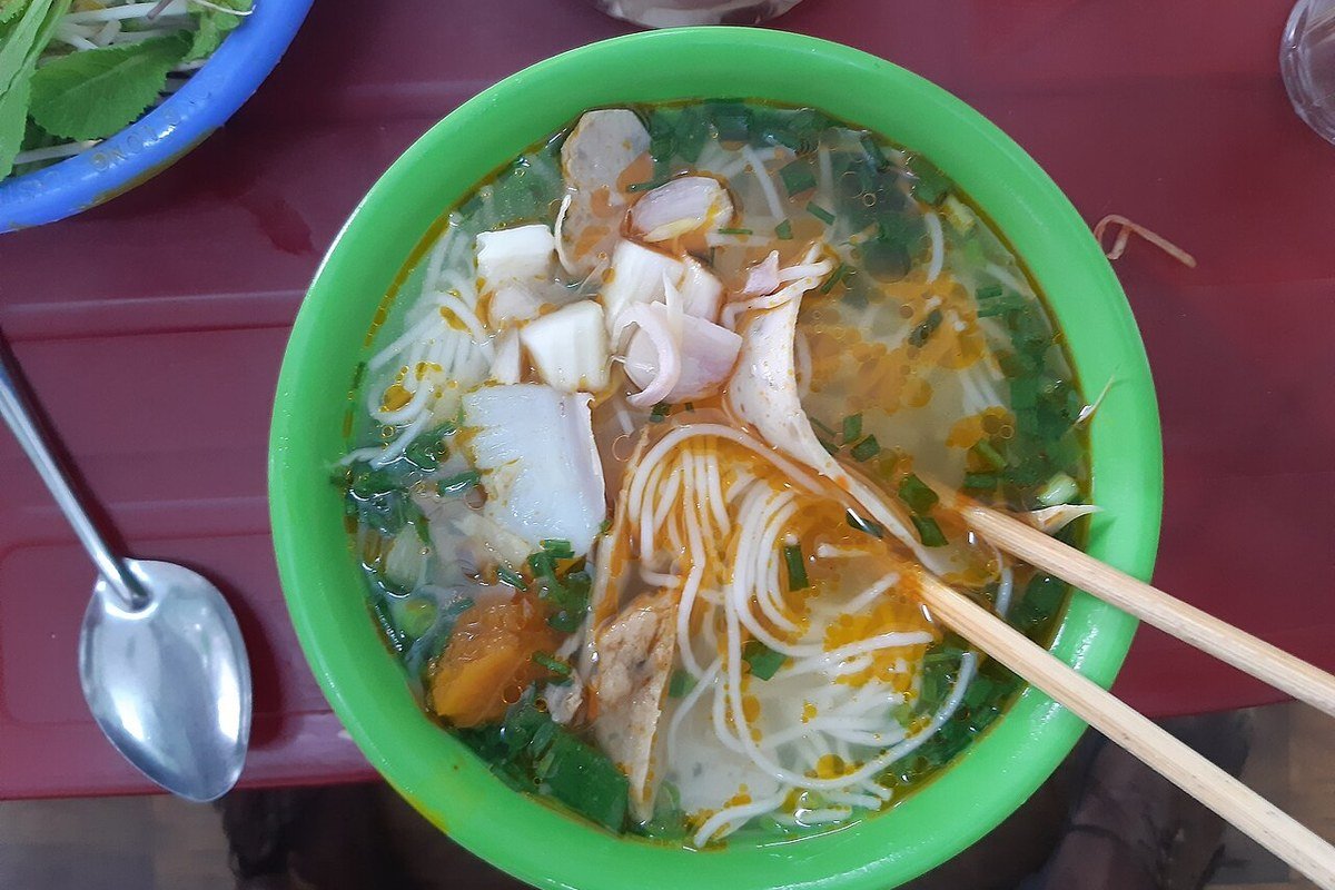 Tô bún chả cá dầm nóng hổi thơm ngon nước dùng trong veo với chả cá thu vàng giòn tại Quán Cây Sao 170 Lý Thường Kiệt Buôn Ma Thuột