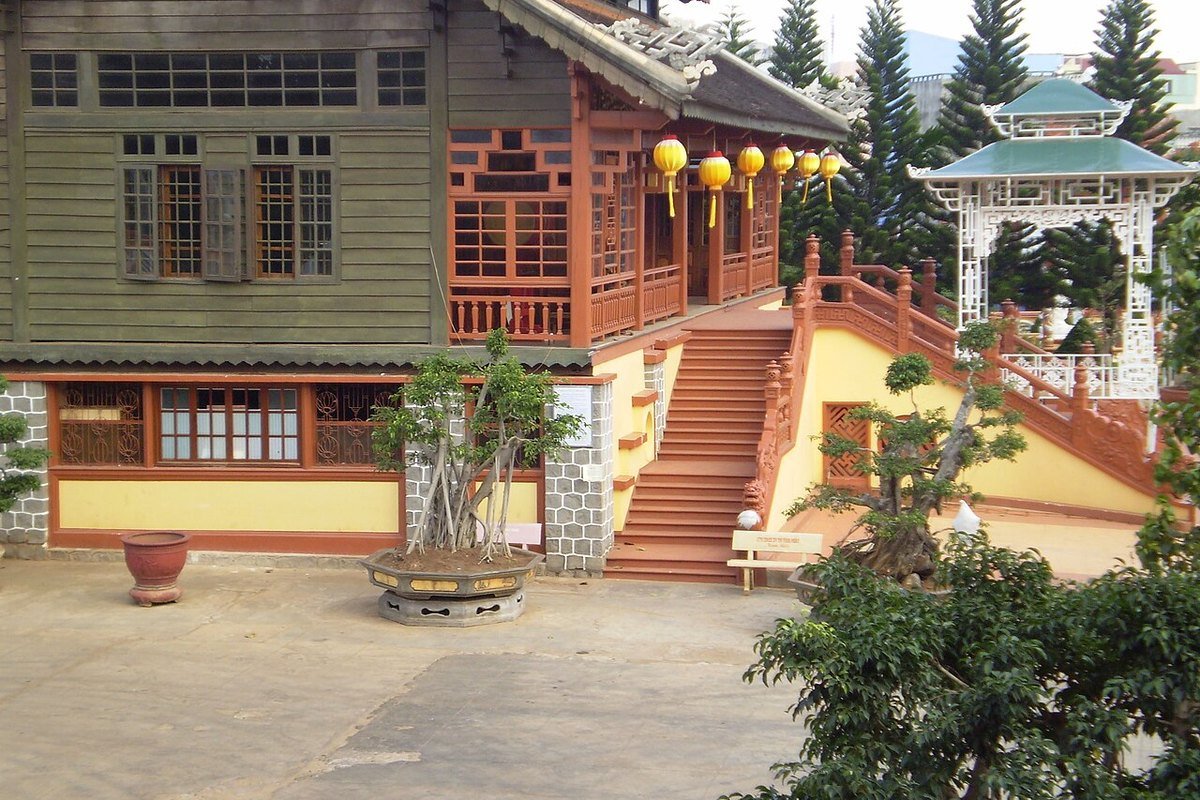 Khuôn viên chánh điện uy nghiêm và tượng Phật Bà Quan Âm từ bi giữa hoa viên Chùa Hoa Nghiêm thị trấn Quảng Phú