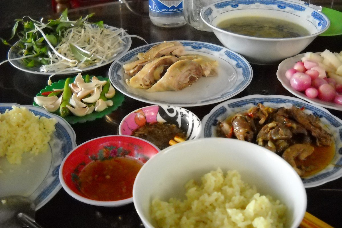 Món cơm gà Trình 52 chiên mỡ gà vàng ươm giòn rụm cùng gà ta thả đồi xé phay bóp rau răm tại Km 52 Quốc lộ 26 huyện Ea Kar, Đắk Lắk