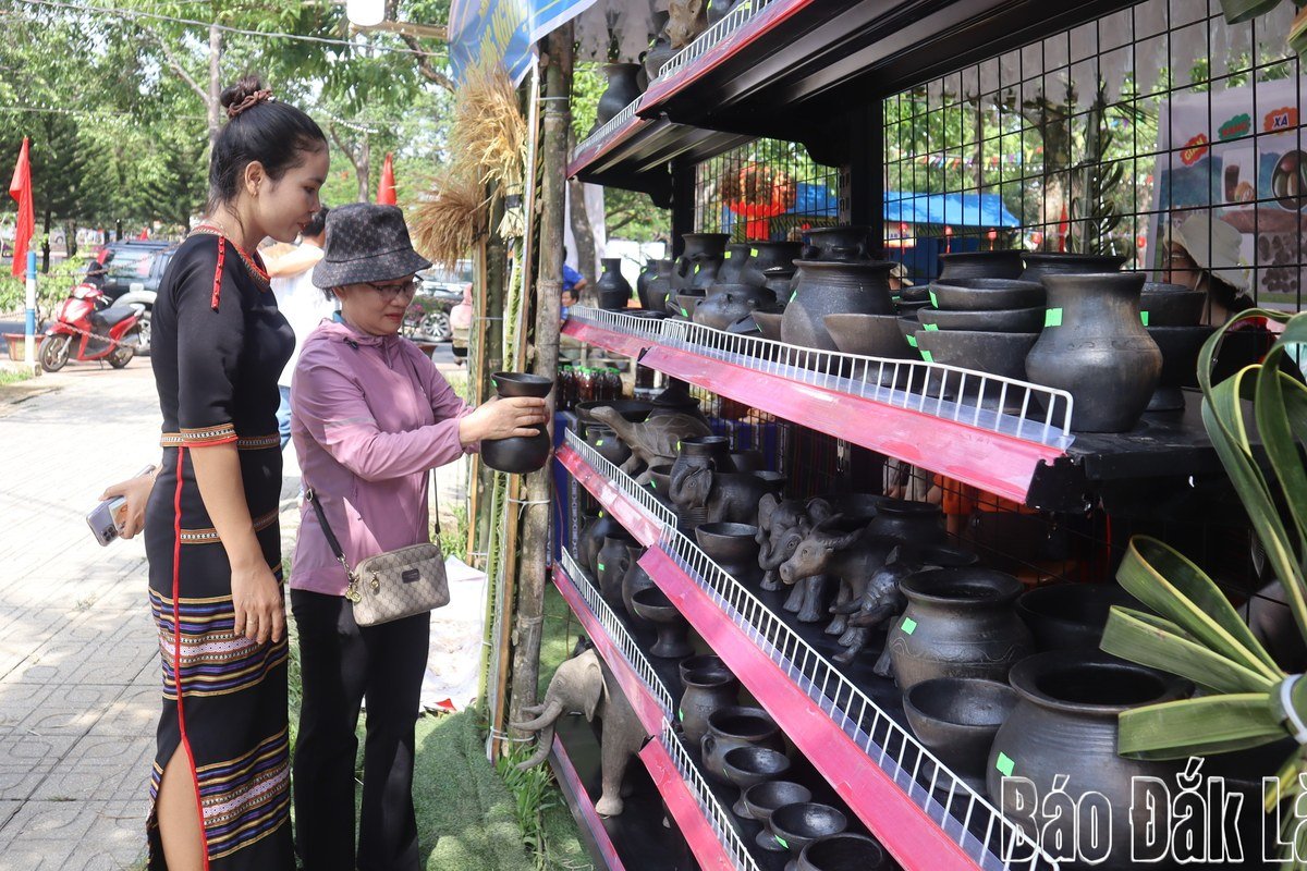 Nghệ nhân M'Nông nặn gốm thủ công không bàn xoay tại buôn Dơng Bắk xã Yang Tao huyện Lắk di sản phi vật thể quốc gia